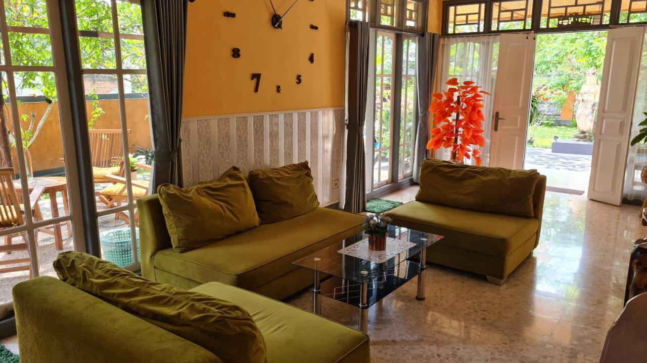 Dewi Sri Guesthouse Mataram Exterior photo