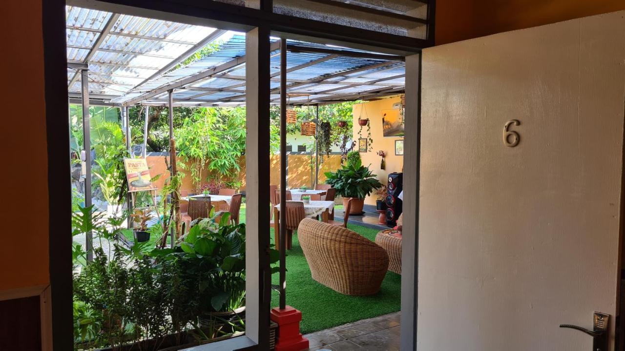 Dewi Sri Guesthouse Mataram Exterior photo