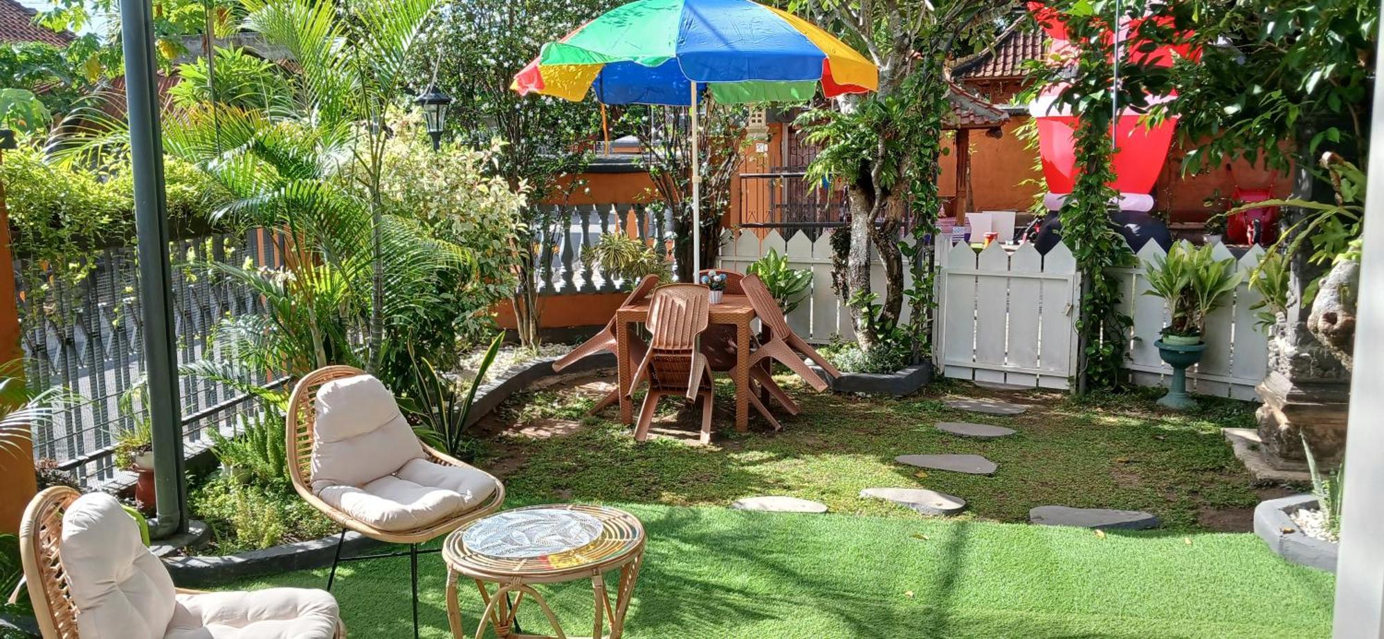 Dewi Sri Guesthouse Mataram Exterior photo