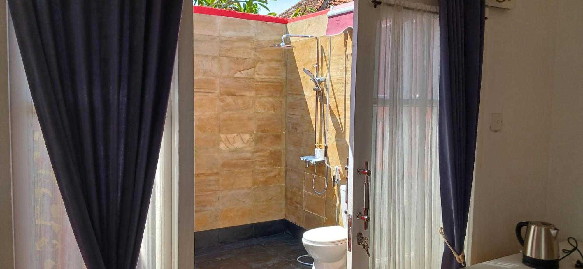 Dewi Sri Guesthouse Mataram Exterior photo