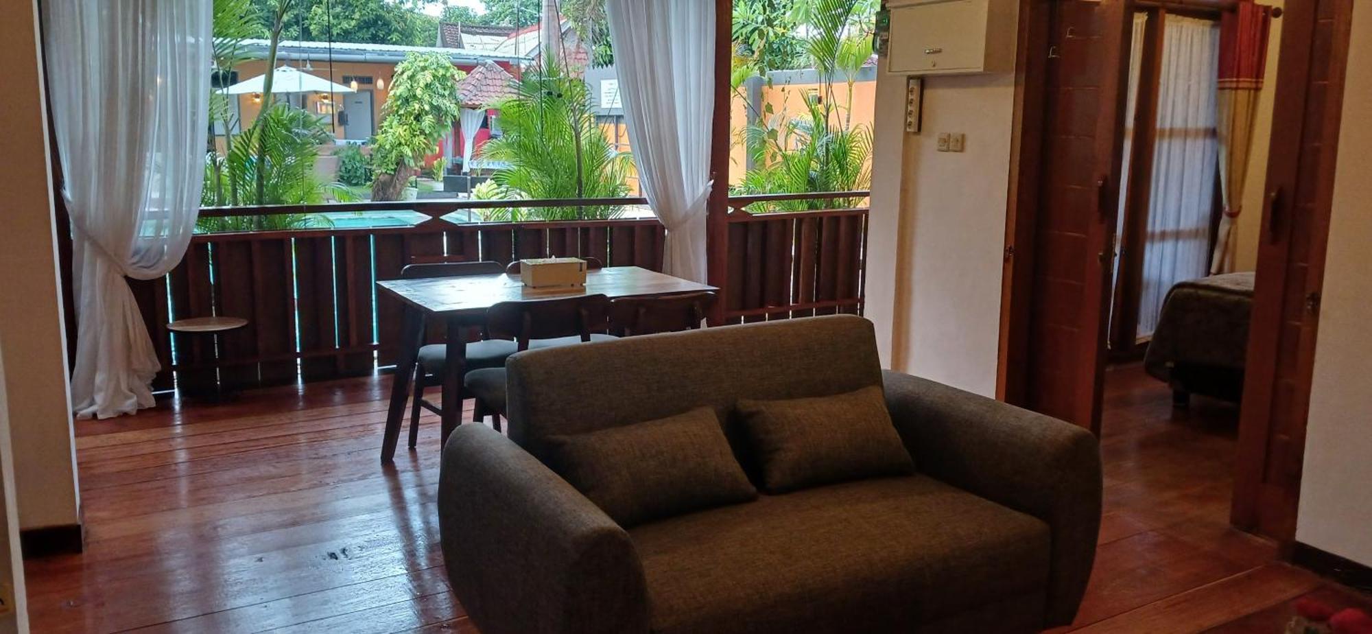 Dewi Sri Guesthouse Mataram Exterior photo